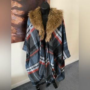 Fashion poncho with detachable fur collar